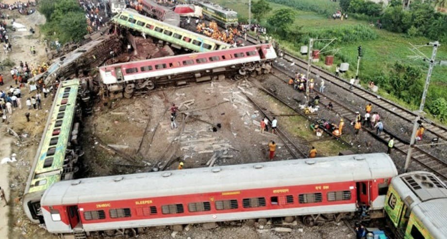 ভয়াবহ ট্রেন দুর্ঘটনায় নিহতের সংখ্যা প্রায় ৩০০ জন